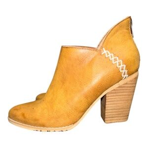 Mi.iM Camel Leather Bias Cut Booties Women’s Size 8 • Ivory Stitching • Back Zip